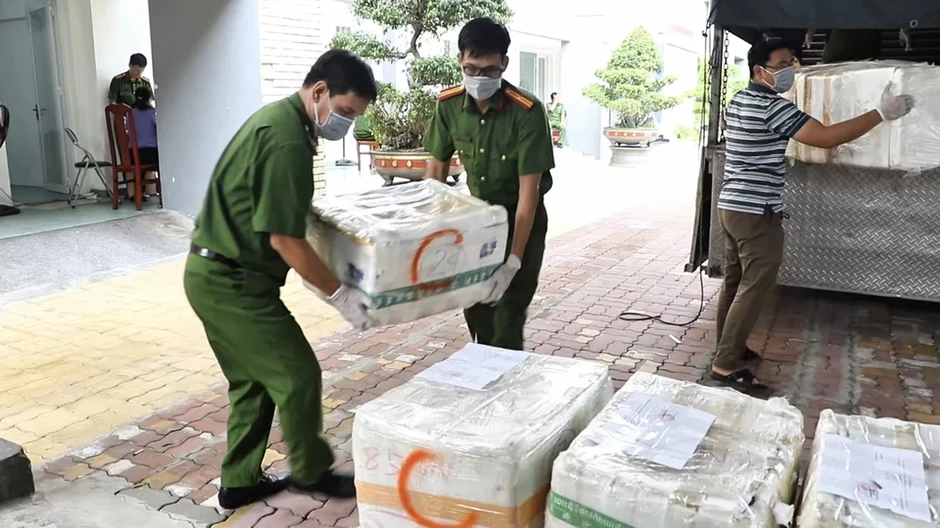 Từ một vụ tử vong, bóc gỡ đường dây vận chuyển hơn 2,4 tấn xyanua xuyên biên giới Từ một vụ tử vong, bóc gỡ đường dây vận chuyển hơn 2,4 tấn xyanua xuyên biên giới