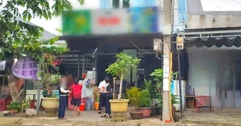 Tự phá khóa nhà người khác, vào ở suốt 8 năm