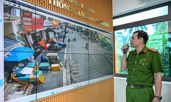 Từ phòng trực camera, công an truy dấu vi phạm vỉa hè qua hàng nghìn 'mắt thần'