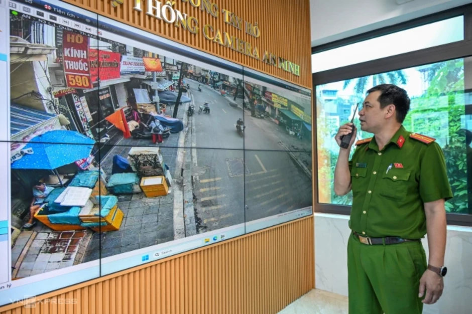 Từ phòng trực camera, công an truy dấu vi phạm vỉa hè qua hàng nghìn 'mắt thần' Từ phòng trực camera, công an truy dấu vi phạm vỉa hè qua hàng nghìn 'mắt thần'