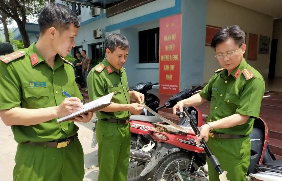 Tụ tập đua xe, mang hung khí quay clip “sống ảo”, nhóm tuổi teen bị bắt gọn Tụ tập đua xe, mang hung khí quay clip “sống ảo”, nhóm tuổi teen bị bắt gọn