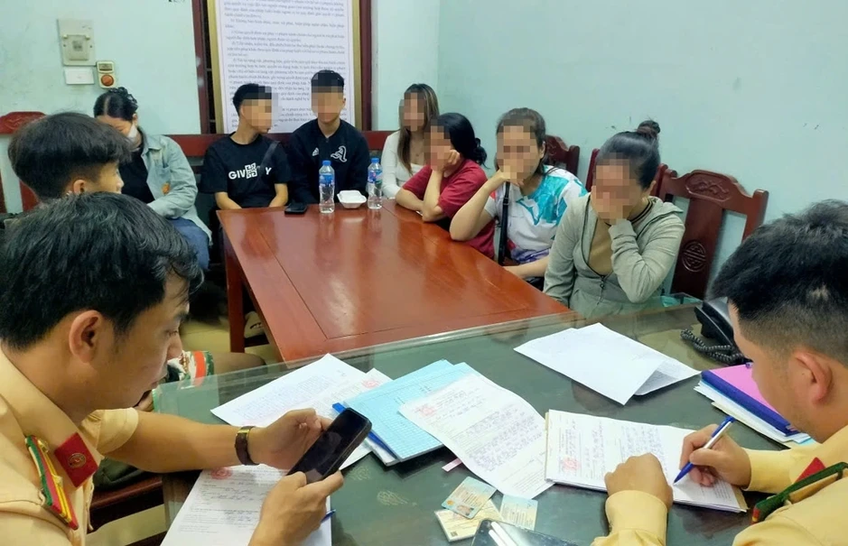 Tụ tập đua xe, mang hung khí quay clip “sống ảo”, nhóm tuổi teen bị bắt gọn Tụ tập đua xe, mang hung khí quay clip “sống ảo”, nhóm tuổi teen bị bắt gọn