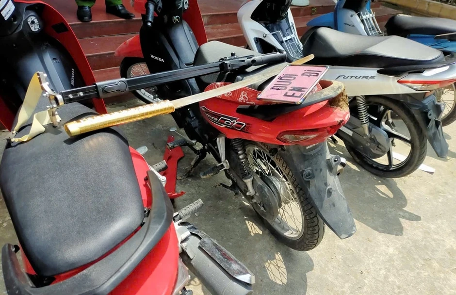 Tụ tập đua xe, mang hung khí quay clip “sống ảo”, nhóm tuổi teen bị bắt gọn Tụ tập đua xe, mang hung khí quay clip “sống ảo”, nhóm tuổi teen bị bắt gọn
