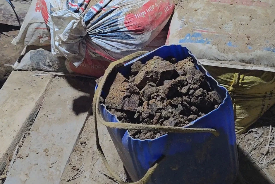 Từ tin báo của phóng viên, công an bắt quả tang "vàng tặc" Từ tin báo của phóng viên, công an bắt quả tang "vàng tặc"