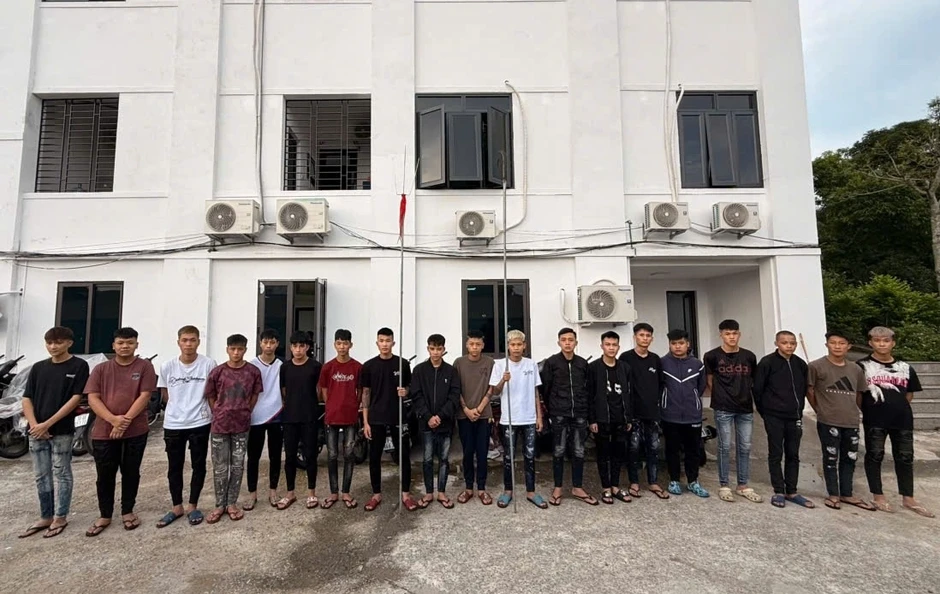 Từ video TikTok, công an làm rõ 15 người cầm hung khí nóng gây rối giữa đêm Từ video TikTok, công an làm rõ 15 người cầm hung khí nóng gây rối giữa đêm