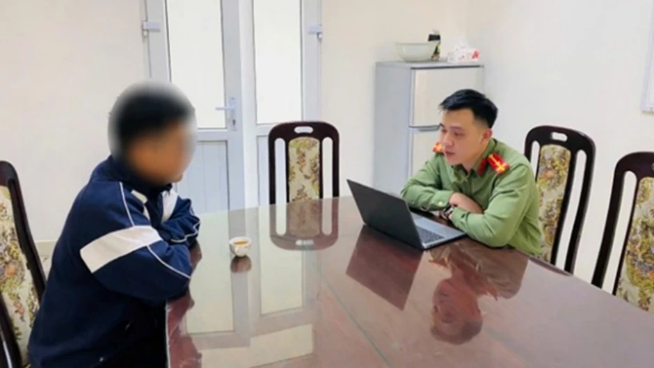 Tung tin sai sự thật về tăng giá xăng dầu, nhân viên bán xe điện bị phạt 7,5 triệu Tung tin sai sự thật về tăng giá xăng dầu, nhân viên bán xe điện bị phạt 7,5 triệu