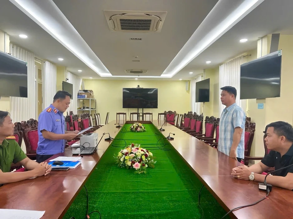 Tước danh hiệu CAND 2 công an liên quan vụ nữ sinh tử vong ở Vĩnh Long Tước danh hiệu CAND 2 công an liên quan vụ nữ sinh tử vong ở Vĩnh Long