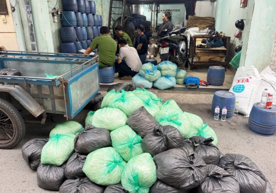 'Tuồn' 1.000 tấn giá đỗ ngâm hóa chất ra thị trường, 4 người bị bắt 'Tuồn' 1.000 tấn giá đỗ ngâm hóa chất ra thị trường, 4 người bị bắt