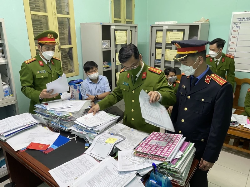 Tuồn gần 20.000 liều vắc xin không qua đấu thầu, cựu Giám đốc và đồng phạm ở CDC Huế lãnh án Tuồn gần 20.000 liều vắc xin không qua đấu thầu, cựu Giám đốc và đồng phạm ở CDC Huế lãnh án