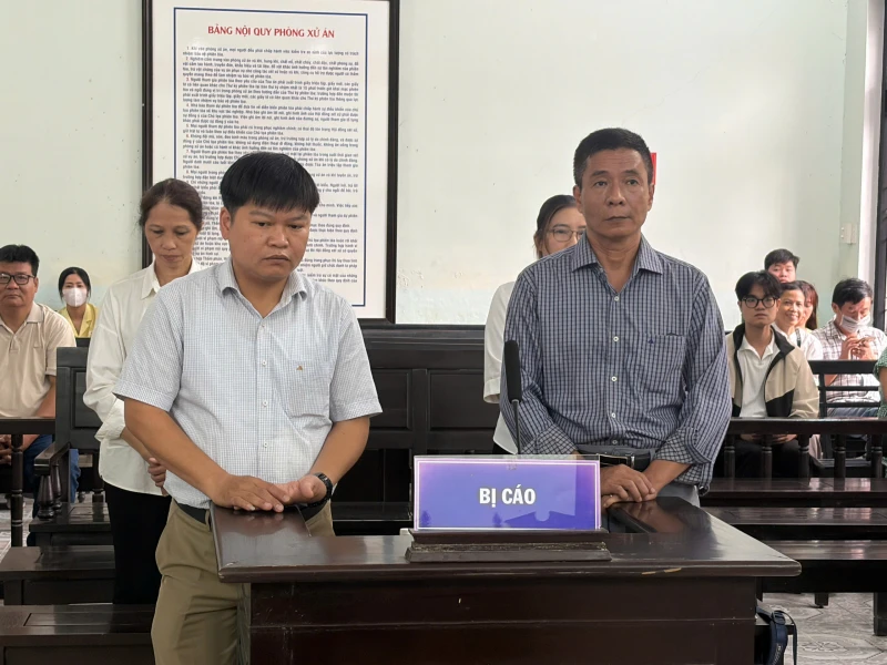 Tuồn gần 20.000 liều vắc xin không qua đấu thầu, cựu Giám đốc và đồng phạm ở CDC Huế lãnh án Tuồn gần 20.000 liều vắc xin không qua đấu thầu, cựu Giám đốc và đồng phạm ở CDC Huế lãnh án