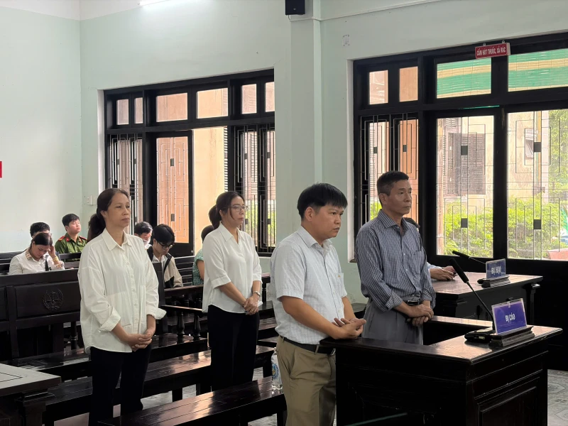 Tuồn gần 20.000 liều vắc xin không qua đấu thầu, cựu Giám đốc và đồng phạm ở CDC Huế lãnh án Tuồn gần 20.000 liều vắc xin không qua đấu thầu, cựu Giám đốc và đồng phạm ở CDC Huế lãnh án