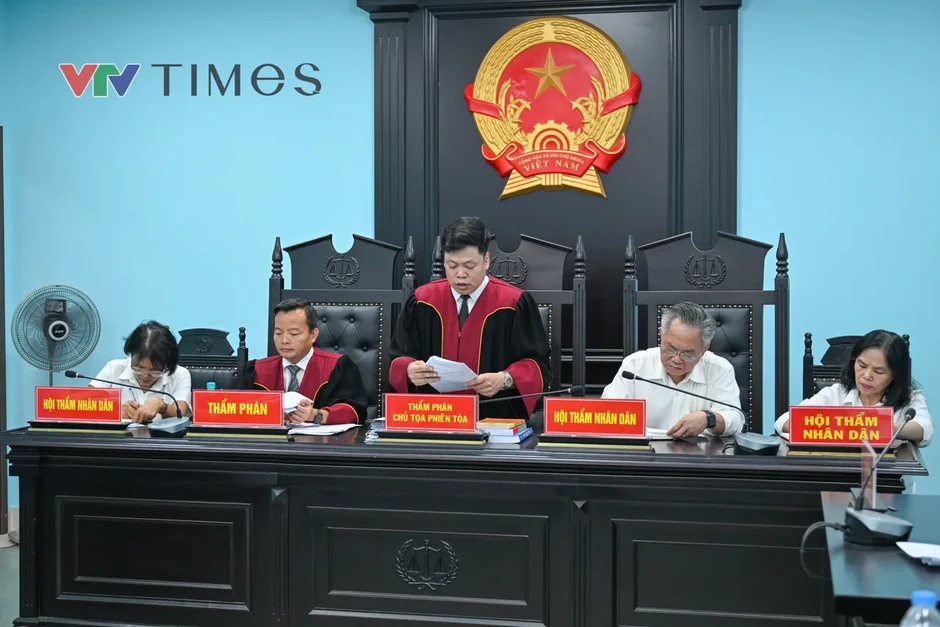 Tuyên phạt 20 năm tù với tài xế xe bồn cố ý cán chết nữ sinh ở Hà Nội Tuyên phạt 20 năm tù với tài xế xe bồn cố ý cán chết nữ sinh ở Hà Nội