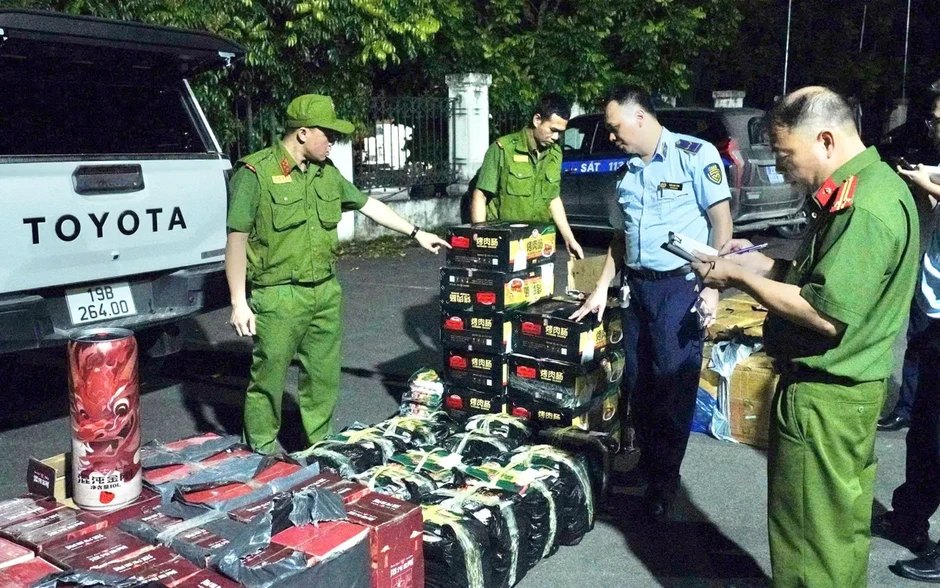 Tuyên Quang: Phát hiện ô tô vận chuyển hơn 1,5 tấn thực phẩm không rõ nguồn gốc Tuyên Quang: Phát hiện ô tô vận chuyển hơn 1,5 tấn thực phẩm không rõ nguồn gốc