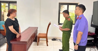 Uống rượu xong, người phụ nữ cầm dao đi chém đối thủ