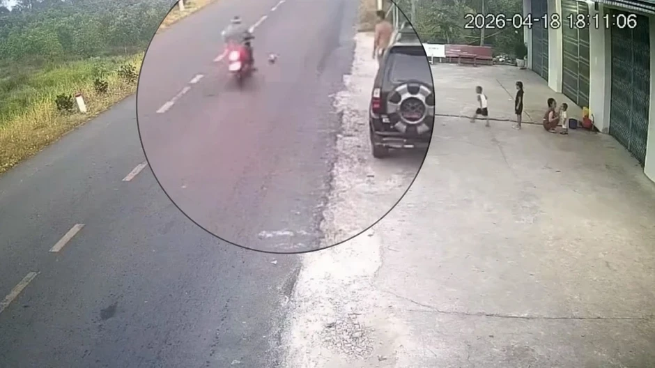 Va chạm với quả bóng lăn ra đường, người đi xe máy tử vong Va chạm với quả bóng lăn ra đường, người đi xe máy tử vong