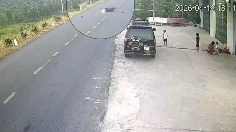 Va chạm với quả bóng lăn ra đường, người đi xe máy tử vong Va chạm với quả bóng lăn ra đường, người đi xe máy tử vong