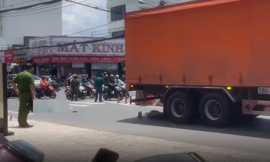 Va chạm với xe tải, hai người tử vong tại chỗ Va chạm với xe tải, hai người tử vong tại chỗ