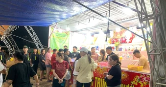Vạch trần chiêu lừa bốc thăm trúng thưởng để 'móc túi' du khách tại hội chợ