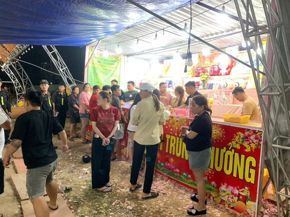 Vạch trần chiêu lừa bốc thăm trúng thưởng để 'móc túi' du khách tại hội chợ Vạch trần chiêu lừa bốc thăm trúng thưởng để 'móc túi' du khách tại hội chợ