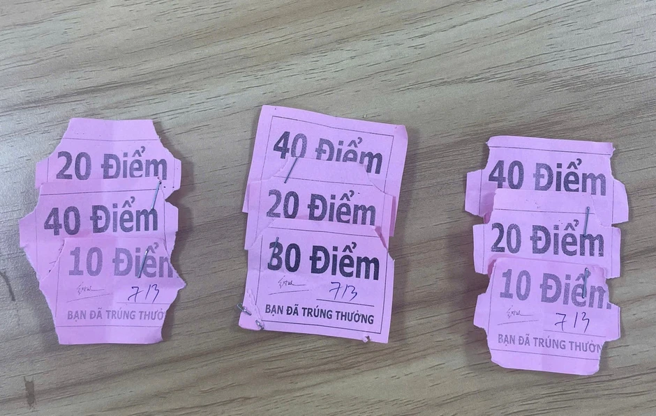 Vạch trần chiêu lừa bốc thăm trúng thưởng để 'móc túi' du khách tại hội chợ Vạch trần chiêu lừa bốc thăm trúng thưởng để 'móc túi' du khách tại hội chợ