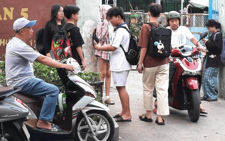 Văn bản dùng buộc tội cựu hiệu trưởng vụ 'thu sai tiền dạy thêm' bị Bộ Tư pháp kết luận trái luật Văn bản dùng buộc tội cựu hiệu trưởng vụ 'thu sai tiền dạy thêm' bị Bộ Tư pháp kết luận trái luật