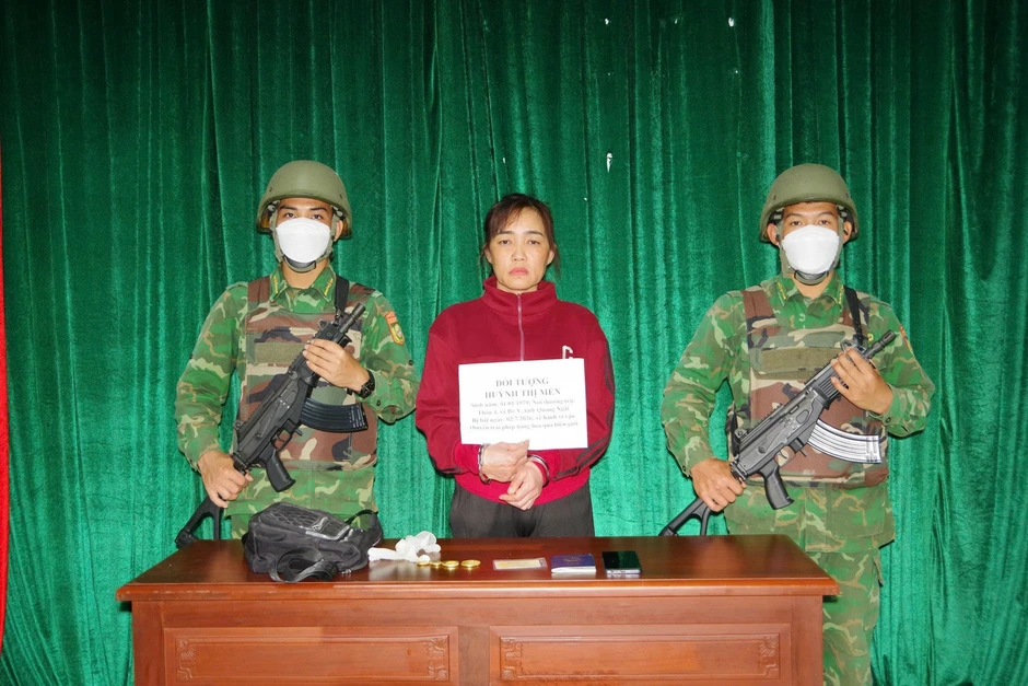 Vận chuyển vàng qua cửa khẩu, người phụ nữ bị khởi tố Vận chuyển vàng qua cửa khẩu, người phụ nữ bị khởi tố