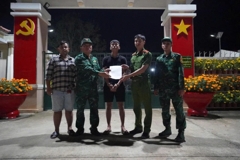 Vận động đối tượng giết người, lẩn trốn ở Campuchia ra đầu thú Vận động đối tượng giết người, lẩn trốn ở Campuchia ra đầu thú
