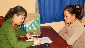 Vận động người phụ nữ lợi dụng nuôi con nhỏ “né” án tù ra đầu thú