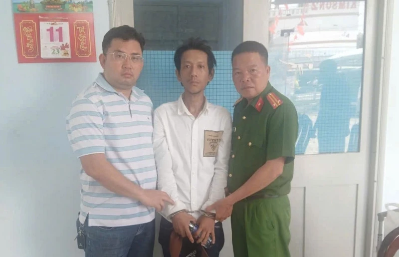 Vận động người phụ nữ lợi dụng nuôi con nhỏ “né” án tù ra đầu thú Vận động người phụ nữ lợi dụng nuôi con nhỏ “né” án tù ra đầu thú