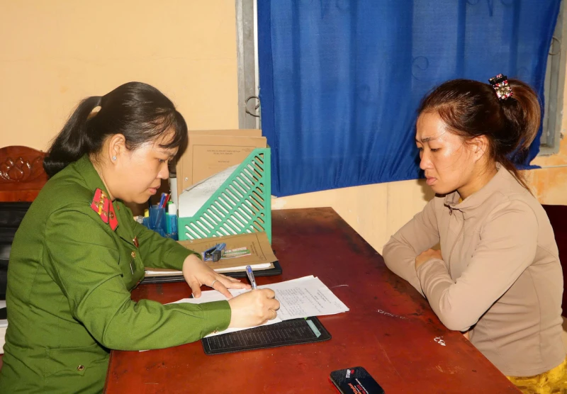 Vận động người phụ nữ lợi dụng nuôi con nhỏ “né” án tù ra đầu thú Vận động người phụ nữ lợi dụng nuôi con nhỏ “né” án tù ra đầu thú