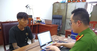 Vào cửa hàng cướp 40 điện thoại, ép bà bầu chuyển tiền qua tài khoản