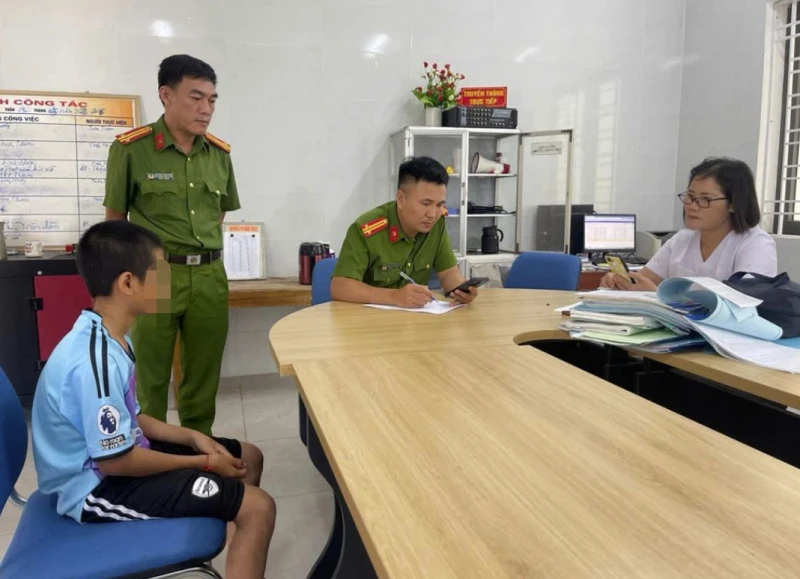 Vào cuộc xử lý vụ việc cháu trai bị bố và mẹ kế bạo hành Vào cuộc xử lý vụ việc cháu trai bị bố và mẹ kế bạo hành
