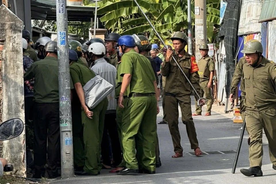 Vây bắt kẻ chém người rồi cố thủ trong nhà trọ ở TPHCM Vây bắt kẻ chém người rồi cố thủ trong nhà trọ ở TPHCM
