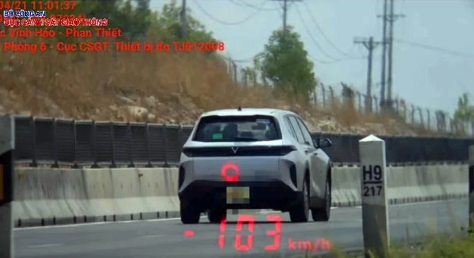 Vi phạm chồng vi phạm trên cao tốc, chủ xe và tài xế bị phạt gần 120 triệu Vi phạm chồng vi phạm trên cao tốc, chủ xe và tài xế bị phạt gần 120 triệu