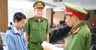 Vi phạm đấu thầu, cựu chuyên viên phòng giáo dục bị bắt
