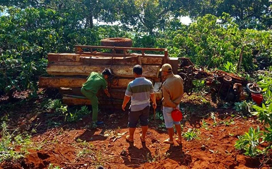 Vì sao không khởi tố vụ lật xe máy đào đè chết người ở Lâm Đồng?