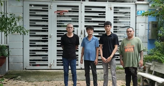 Video bắt khẩn cấp nhóm người mang dao bấm đi chửi bới, đe dọa hàng xóm