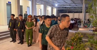 Video Công an TP.HCM ập vào quán bar Revo, bắt nhiều người liên quan ma túy