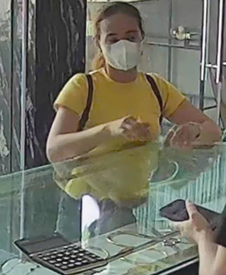 Video ghi hình ảnh một phụ nữ cướp giật tiệm vàng ở Hà Tĩnh Video ghi hình ảnh một phụ nữ cướp giật tiệm vàng ở Hà Tĩnh