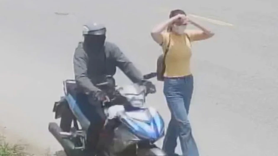 Video ghi hình ảnh một phụ nữ cướp giật tiệm vàng ở Hà Tĩnh Video ghi hình ảnh một phụ nữ cướp giật tiệm vàng ở Hà Tĩnh