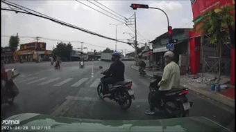Video khoảnh khắc xe tải nghi mất thắng lao vào dòng xe dừng đèn đỏ