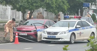 Video: Tài xế vi phạm nồng độ cồn, chạy quá tốc độ, tông gãy cửa xe CSGT