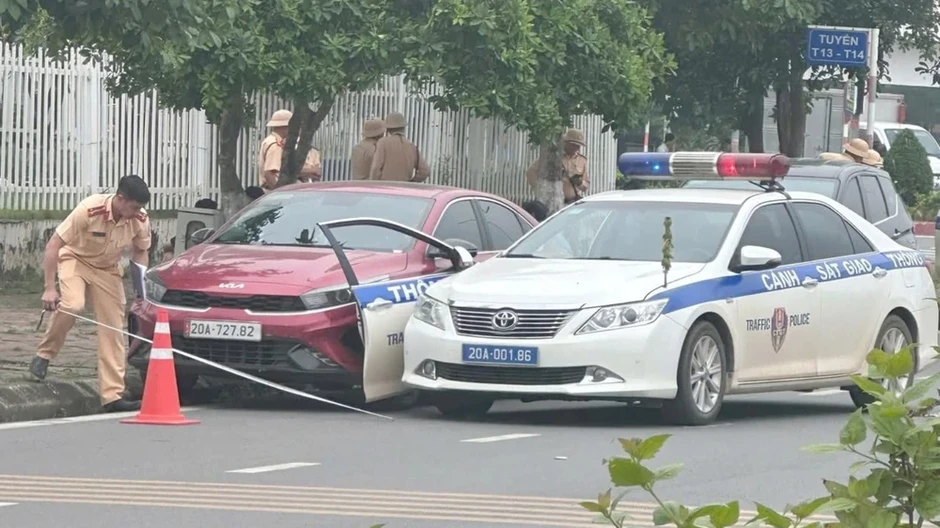 Video: Tài xế vi phạm nồng độ cồn, chạy quá tốc độ, tông gãy cửa xe CSGT Video: Tài xế vi phạm nồng độ cồn, chạy quá tốc độ, tông gãy cửa xe CSGT