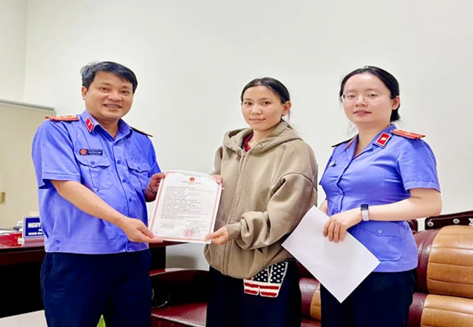 Viện Kiểm sát kịp thời hỗ trợ bé trai 9 tháng tuổi đang nằm viện Viện Kiểm sát kịp thời hỗ trợ bé trai 9 tháng tuổi đang nằm viện