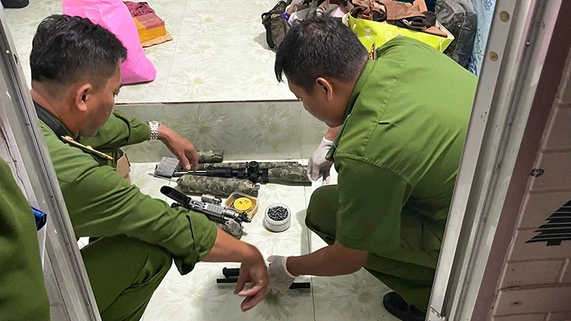 Vĩnh Long: Bắt 2 đối tượng mua bán, tàng trữ và sử dụng vũ khí, vật liệu nổ Vĩnh Long: Bắt 2 đối tượng mua bán, tàng trữ và sử dụng vũ khí, vật liệu nổ
