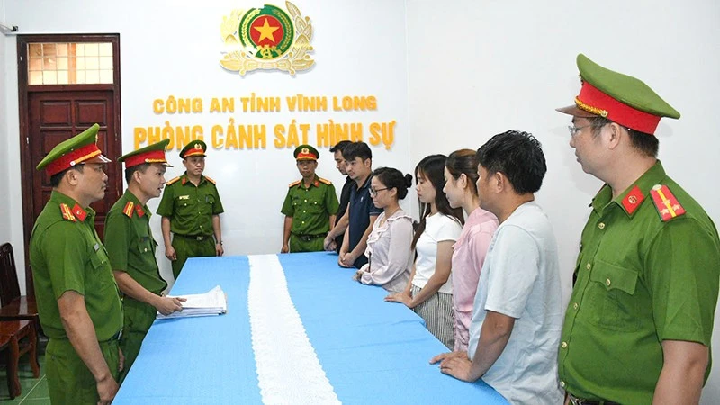 Vĩnh Long: Bắt 6 đối tượng “Lừa dối khách hàng” Vĩnh Long: Bắt 6 đối tượng “Lừa dối khách hàng”