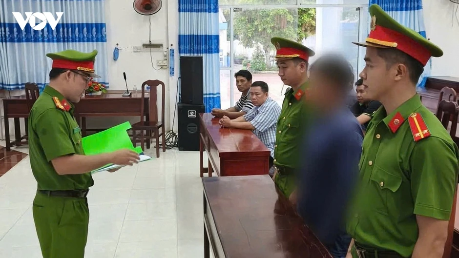Vĩnh Long: Bắt giam đối tượng tàng trữ vũ khí quân dụng, chém người rồi bỏ trốn Vĩnh Long: Bắt giam đối tượng tàng trữ vũ khí quân dụng, chém người rồi bỏ trốn