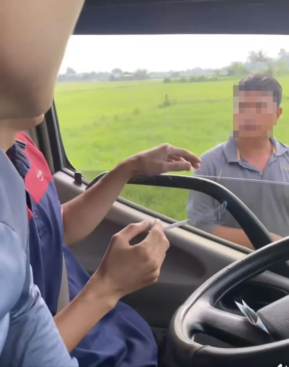 Vĩnh Long: Công an mời tài xế liên quan vụ đánh người đến làm việc Vĩnh Long: Công an mời tài xế liên quan vụ đánh người đến làm việc