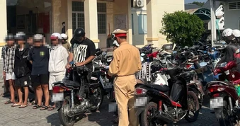 Vĩnh Long: Công an triệu tập nhóm thanh, thiếu niên chọi bột, chạy xe dàn hàng ngang