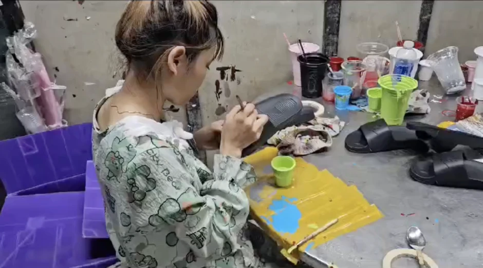 Vợ chồng 9X điều hành đường dây dép giả thu lợi khủng